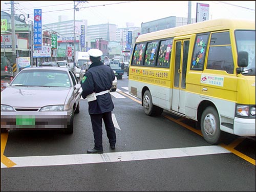 화순경찰이 로타리 내에서 교통단속을 벌여 차량의 역주행은 물론 이 일대가 정체를 빚었다. 